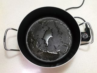 17、奶香豆沙饼,锅里加入1勺玉米油