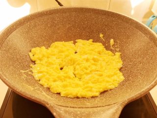6、10分钟快手菜  番茄炒蛋,油烧热后加入鸡蛋液