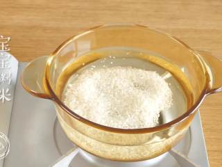 2、宝宝蔬菜粥8m+宝宝辅食,首先，把米冷水下锅~  