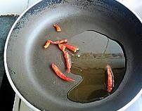 6、韩式安东炖鸡,锅中油烧热放入干辣椒炒香