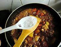 12、韩式安东炖鸡,大火煮开转小火炖制30分钟左右,加入盐调味