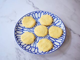 7、无糖版南瓜饼,把面团分成30克为一份的小面团，揉圆后再按压成饼形，依次全部做完所有的面团