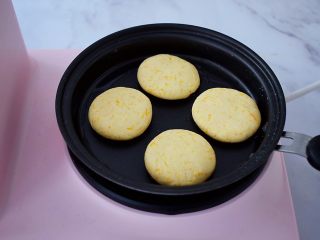 8、无糖版南瓜饼,平底锅刷一层薄薄的食用油，再放入南瓜生胚，小火慢煎至表面金黄色
