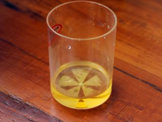 2、宫保鸡丁,9、倒20克食用油。