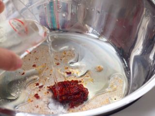 3、宫保鸡丁,10、加入豆瓣酱和50毫升的水