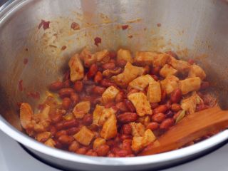 6、宫保鸡丁,14、不用关火，直接用铲子翻拌一下即可出锅。