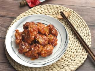 12、酸甜排骨,盛盘撒上白芝麻点缀，可以开吃咯。