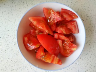 2、西红柿青椒土豆片,西红柿切小块