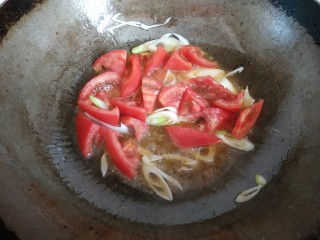 6、西红柿青椒土豆片,放入西红柿翻炒一会儿，炒出红汁