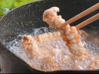 6、糖醋里脊,待油温升高,复炸至表面金黄酥脆