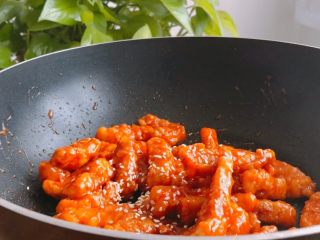 12、糖醋里脊,撒上白芝麻,关火