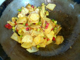 11、麻辣土豆片,大火翻炒均匀关火出锅