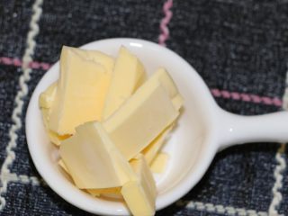 1、紫菜肉松面包,黄油提前取出软化