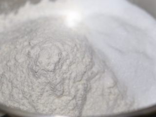 2、紫菜肉松面包,厨师机和面盆里放入面粉、奶粉、盐、砂糖