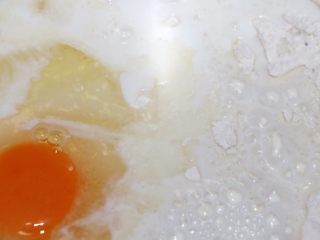 3、紫菜肉松面包,打入鸡蛋倒入牛奶