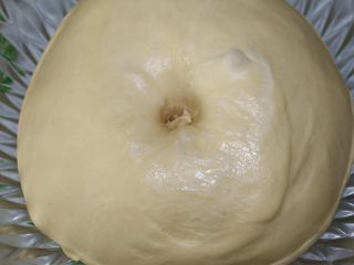 8、紫菜肉松面包,面团发酵至原来的2-2.5倍大，手指戳孔不塌陷不回缩即表示发酵完成