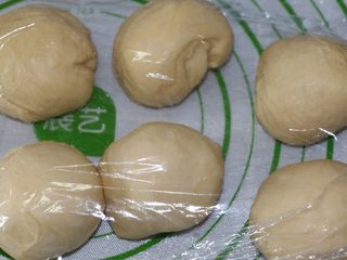 9、紫菜肉松面包,把面团平均分成6等份，盖上保鲜膜防止风干
