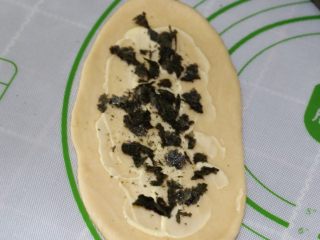 11、紫菜肉松面包,铺上紫菜碎