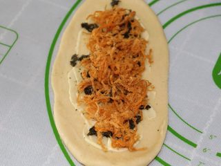 12、紫菜肉松面包,铺上肉松