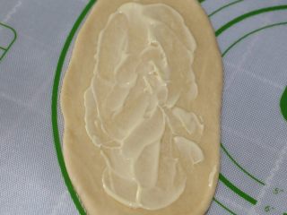 10、紫菜肉松面包,取一块面团擀成牛舌形，挤上沙拉酱，四周流出1-2cm空位