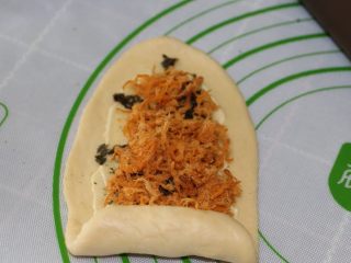 13、紫菜肉松面包,从底端卷起