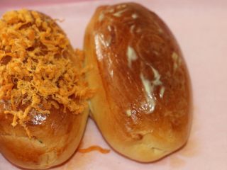 15、紫菜肉松面包,面包烤完在表面擦上沙拉酱，沾上肉松即可。
