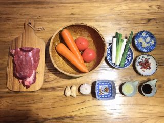 1、番茄胡萝卜炖牛腩,不要吃太撑哦,准备好所有材料