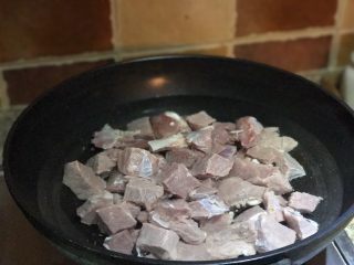 5、番茄胡萝卜炖牛腩,不要吃太撑哦,泡好的牛腩肉入冷水锅,开火煮至血水浮出、肉发白即可。捞出牛腩肉用温水冲去浮沫、血水等污物,沥干待用