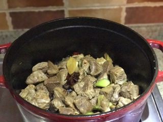 7、番茄胡萝卜炖牛腩,不要吃太撑哦,倒入牛腩肉翻炒,加料酒、生抽炒至上色