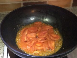 9、番茄胡萝卜炖牛腩,不要吃太撑哦,另起一锅,炒番茄,番茄炒出红油汁后,倒入半碗热水,炒匀后关火