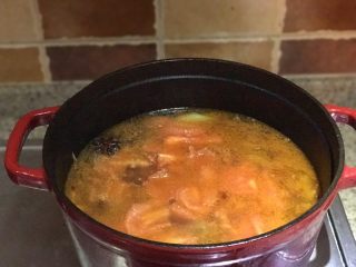 10、番茄胡萝卜炖牛腩,不要吃太撑哦,将炒好的番茄倒入牛腩锅中