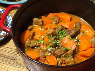 14、番茄胡萝卜炖牛腩,不要吃太撑哦,最后,撒上葱花或者香菜,来享受冬夜的温暖款待吧~
