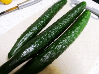 1、凉拌腐竹黄瓜,黄瓜洗净