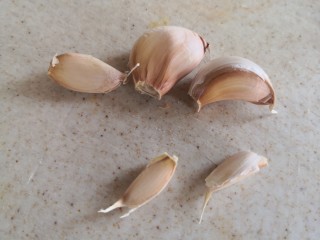 4、凉拌腐竹黄瓜,准备漂亮的大蒜瓣