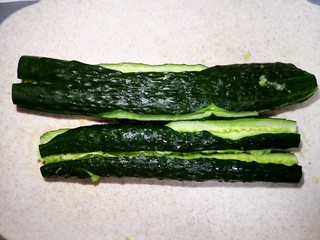 7、凉拌腐竹黄瓜,身为东北人的我比较暴力，把黄瓜用刀用力拍扁。