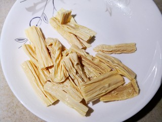 9、凉拌腐竹黄瓜,泡好的腐竹捞出