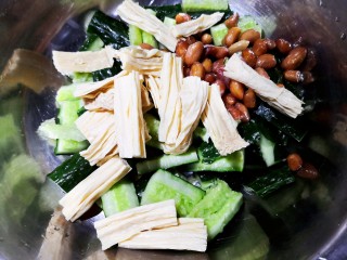 11、凉拌腐竹黄瓜,黄瓜腐竹花生大蒜统统放入一个大盆。