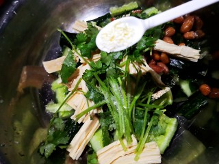 15、凉拌腐竹黄瓜,加鸡精，少许盐