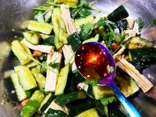 16、凉拌腐竹黄瓜,最后放秘制辣椒油。