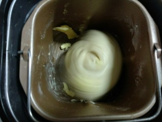 2、芝士汉堡,和面15分钟后，加入软化的黄油继续揉15分钟，达面到出膜状态。