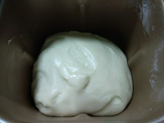 3、芝士汉堡,直接在面包机选发酵功能，发酵至原来的2倍大，再次启动面包机和面一会儿，将面团排气。