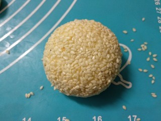 5、芝士汉堡,将面团粘上芝麻。