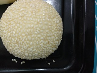 6、芝士汉堡,盖上保鲜膜放置温暖处发酵至原来两倍大。放入预热好的烤箱中层，上下火170度，25分钟左右即可。（具体时间根据自家烤箱脾气调整）