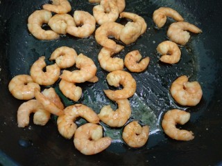 7、芝士汉堡,虾冷冻去头去壳用料酒和盐腌制15分钟，热锅倒入适量油烧热后，倒入虾炒快熟加入适量鲜味汁翻炒均匀即可盛出备用。
