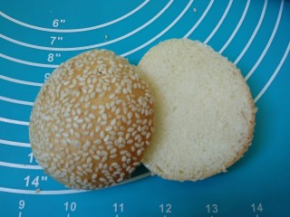 8、芝士汉堡,面包胚放凉切成两片。