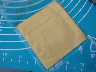 9、芝士汉堡,安佳芝士片切与面包大小差不多大。