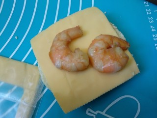 11、芝士汉堡,放上虾仁。