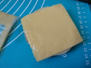 10、芝士汉堡,铺上芝士片。