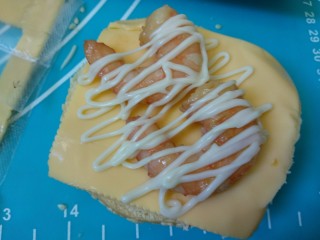 12、芝士汉堡,挤上沙拉酱。