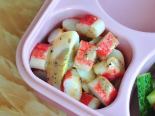 13、韩式紫菜包饭便当,之前剩下的蟹棒切丁，与鸡蛋放在一起，表面挤上沙拉汁，就是蟹棒鸡蛋沙拉。